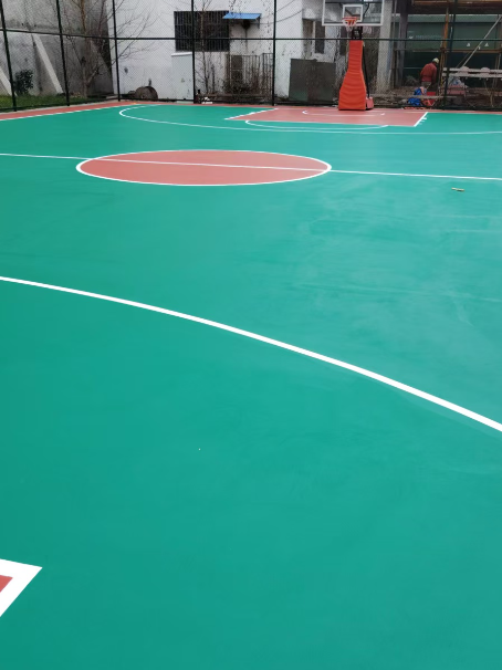 新青 球场长期使用易出现地面开裂